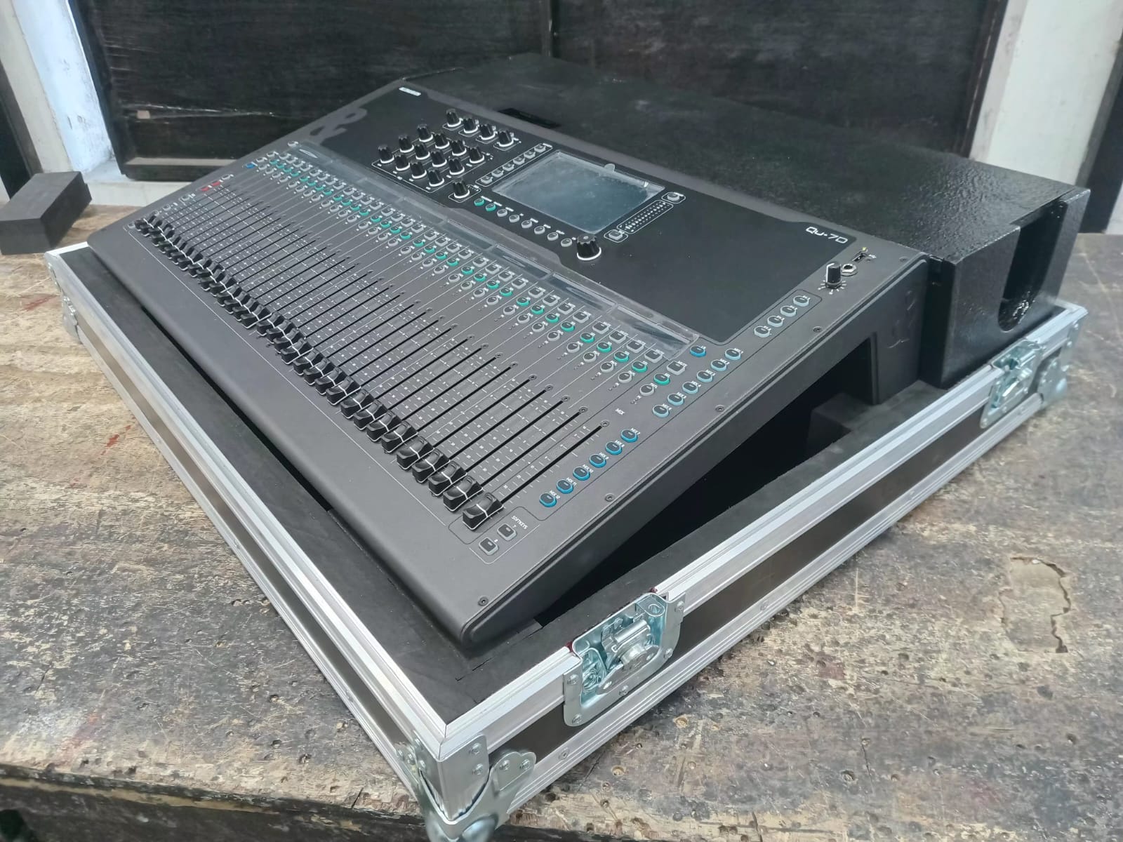 Case dog house para consola Allen and Heath QU-7D fabricado a medida por Pro Cases Argentina