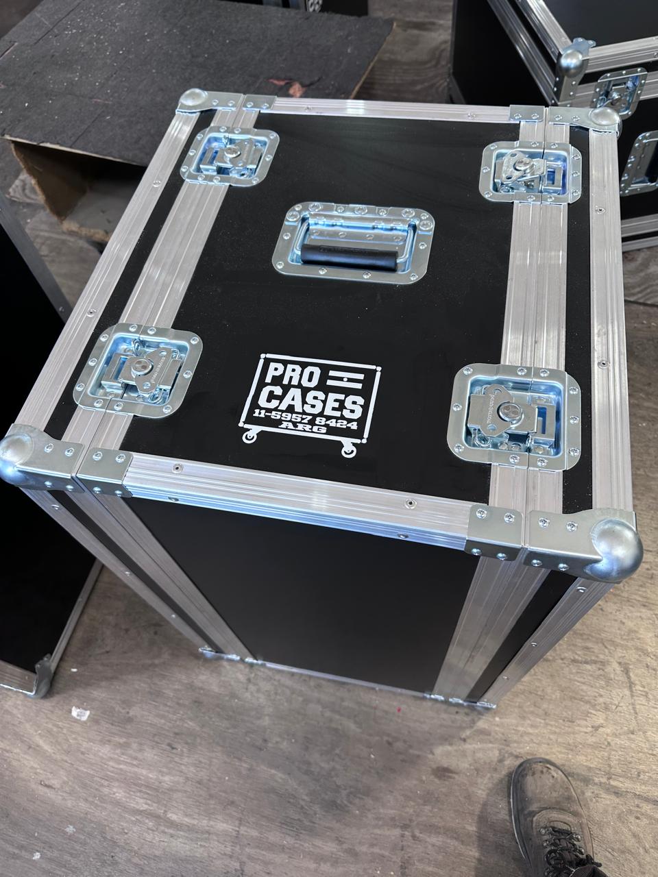 Detalle de flight case con logo Pro Cases Argentina y herrajes premium de aluminio