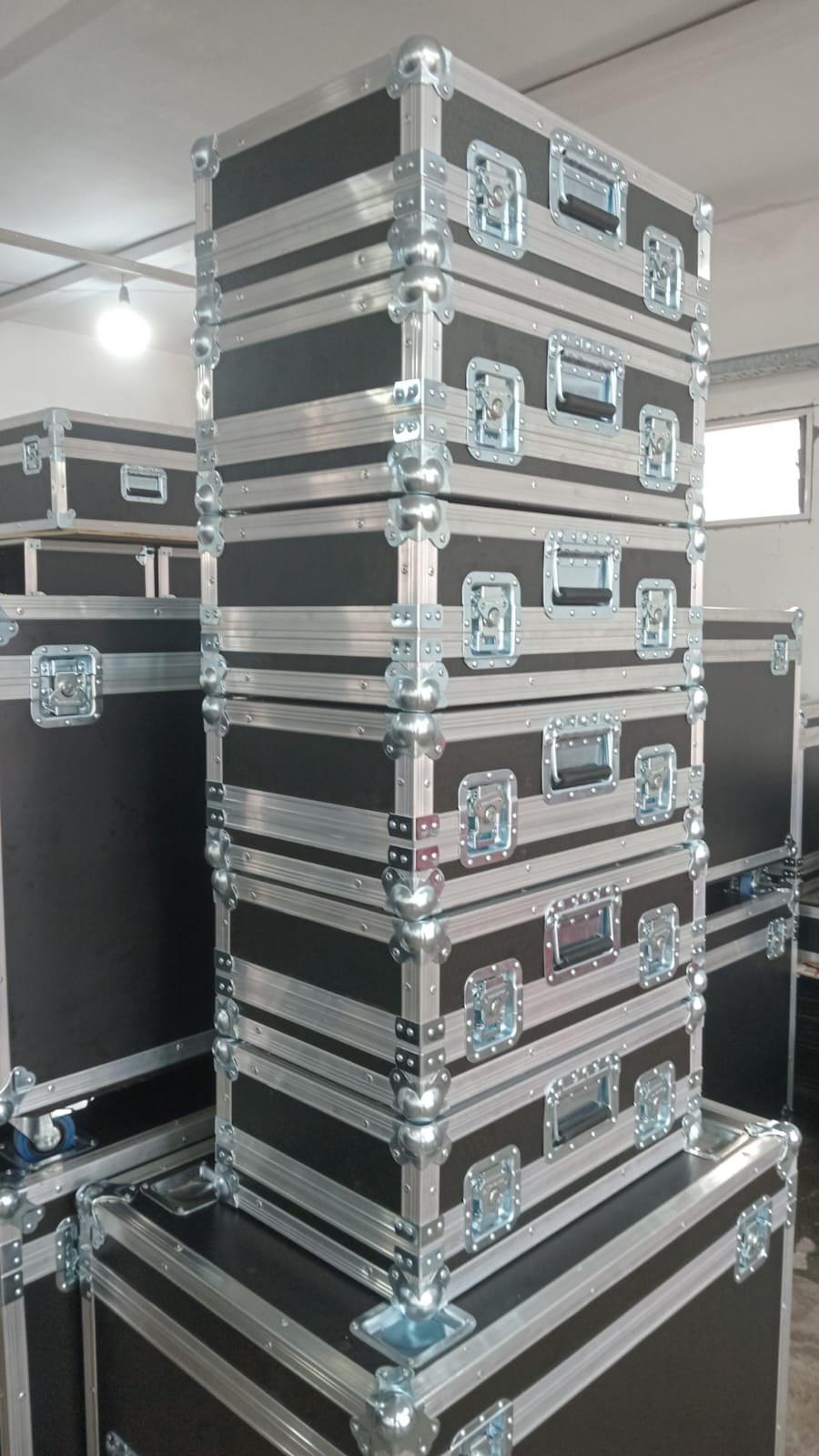 Cases apilados en fábrica Pro Cases Argentina
